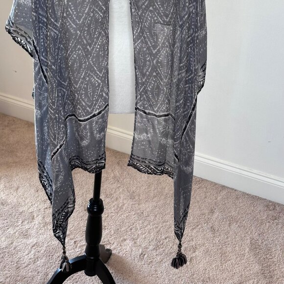 Gray Boho Geometric Kimono Lightweight Sheer Tassel Trim Shawl Wrap - Picture 4 of 15
